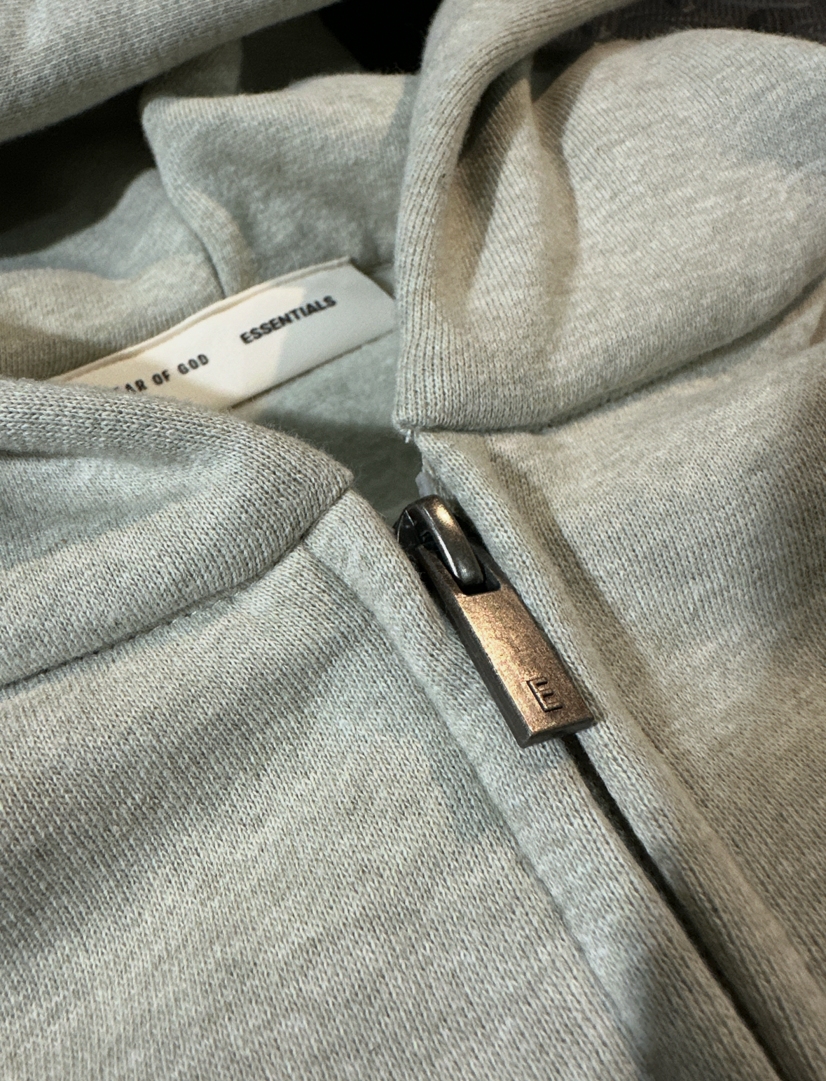 ESSENTIALS FOG LIGHT GREY/SS2025 (ZIPPER)