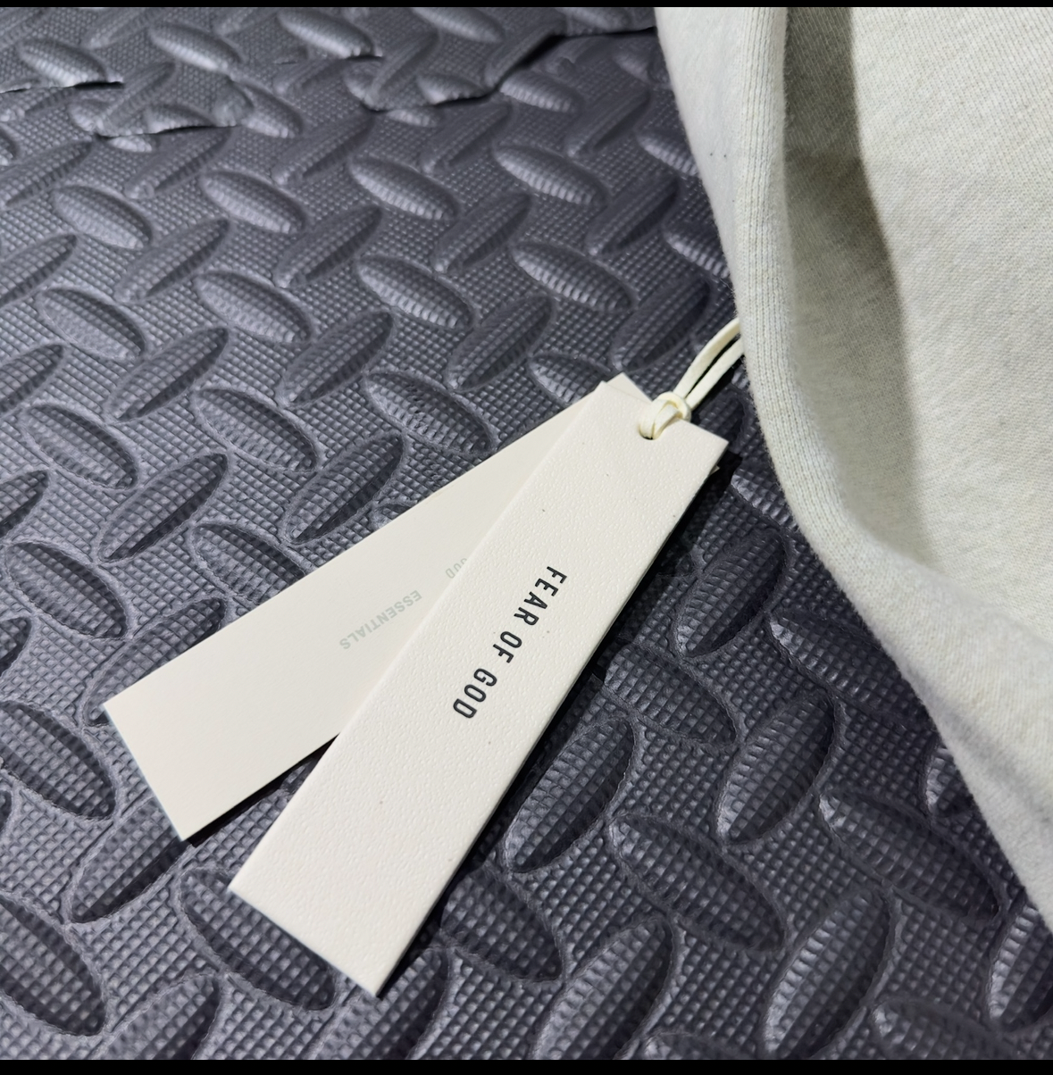 ESSENTIALS FOG LIGHT GREY/SS2025 (ZIPPER)