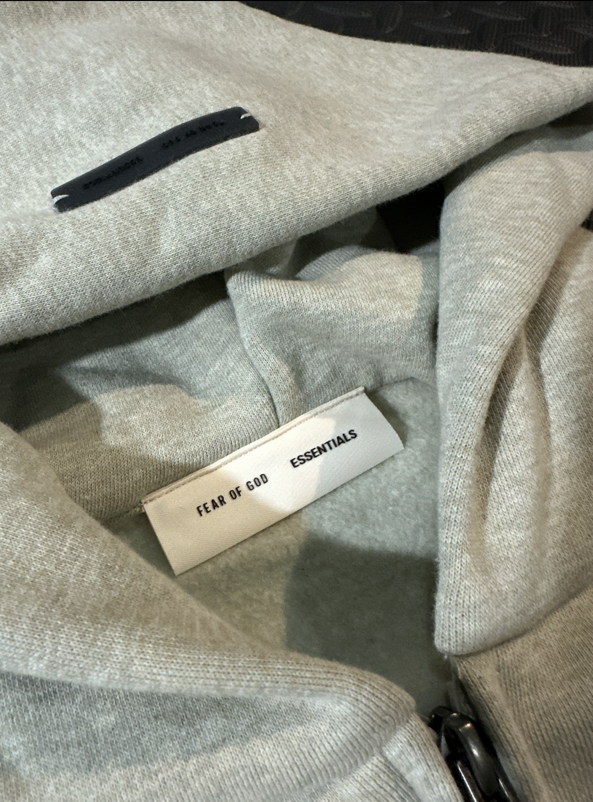 ESSENTIALS FOG LIGHT GREY/SS2025 (ZIPPER)